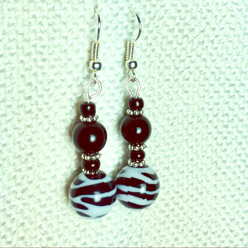 🇺🇸 Zebra Print Earrings B&W